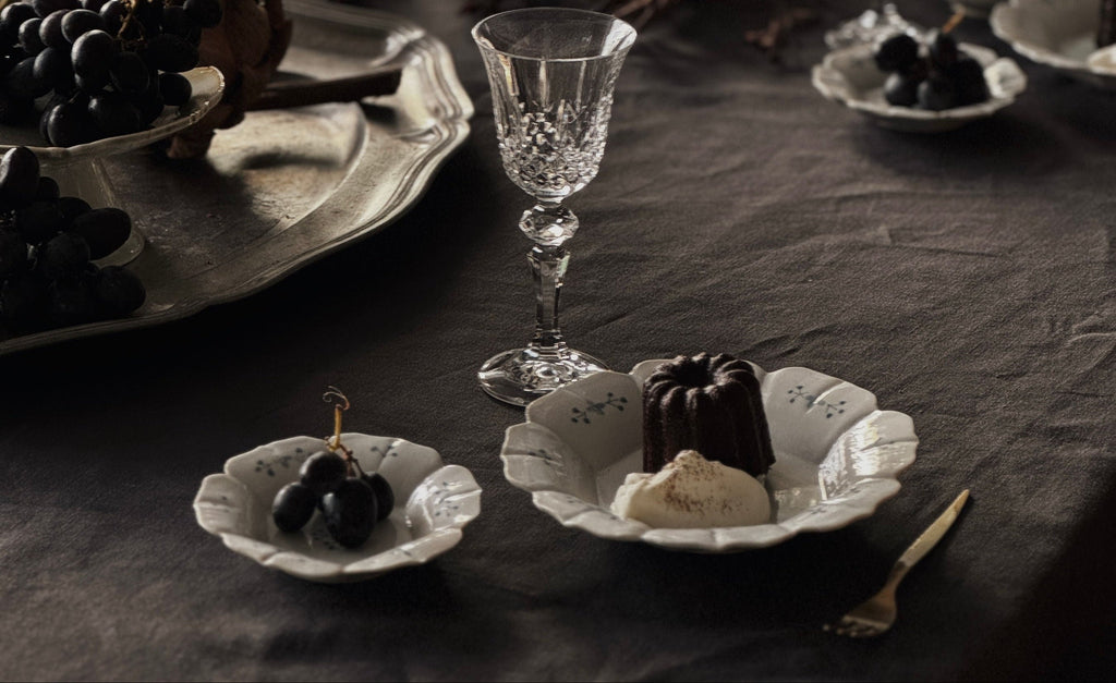 染付小花紋輪花五寸皿