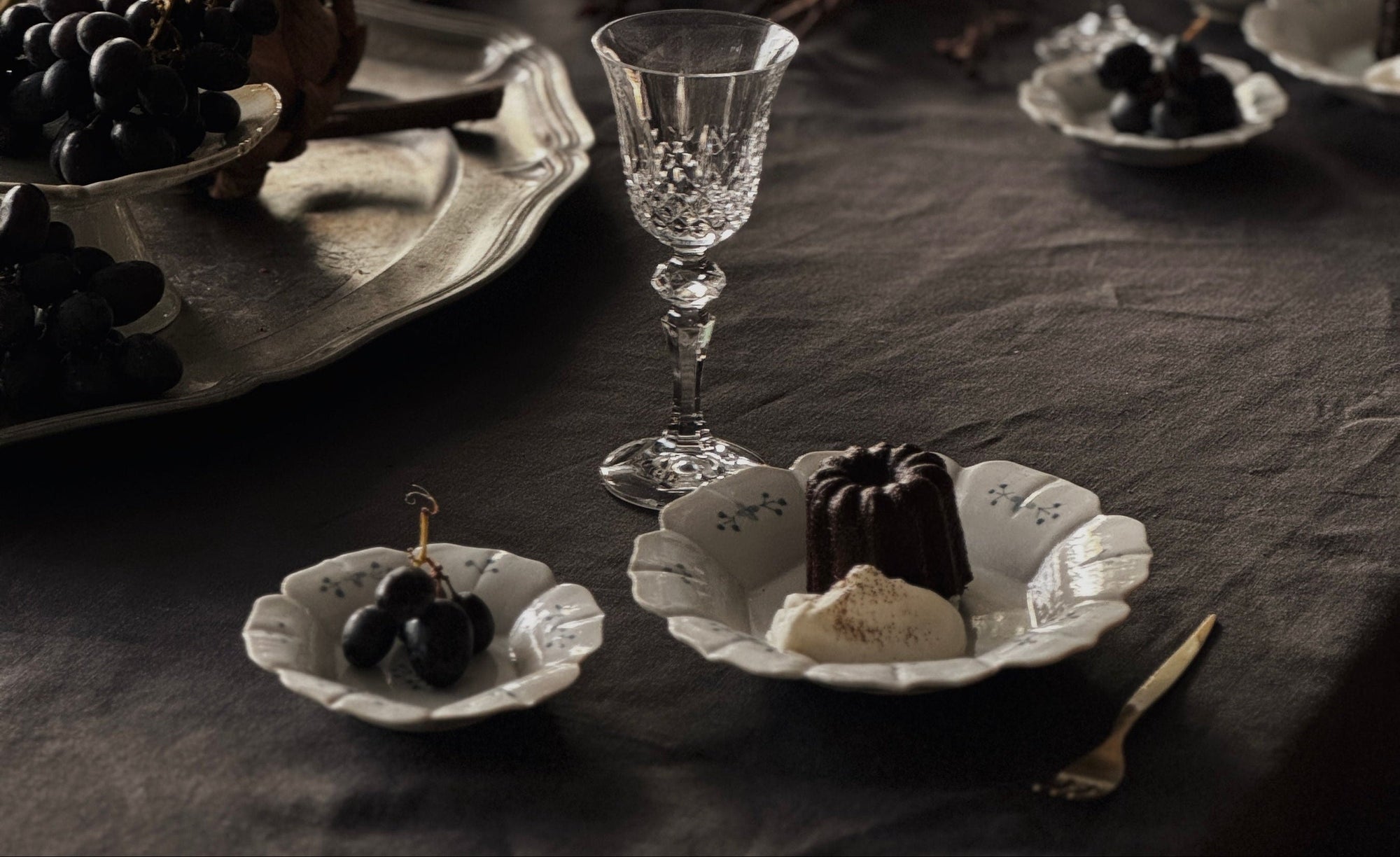 染付小花紋輪花五寸皿