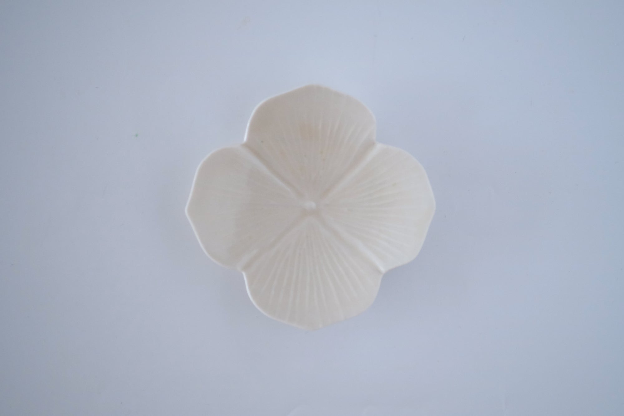 灰琥珀釉紫陽花小皿