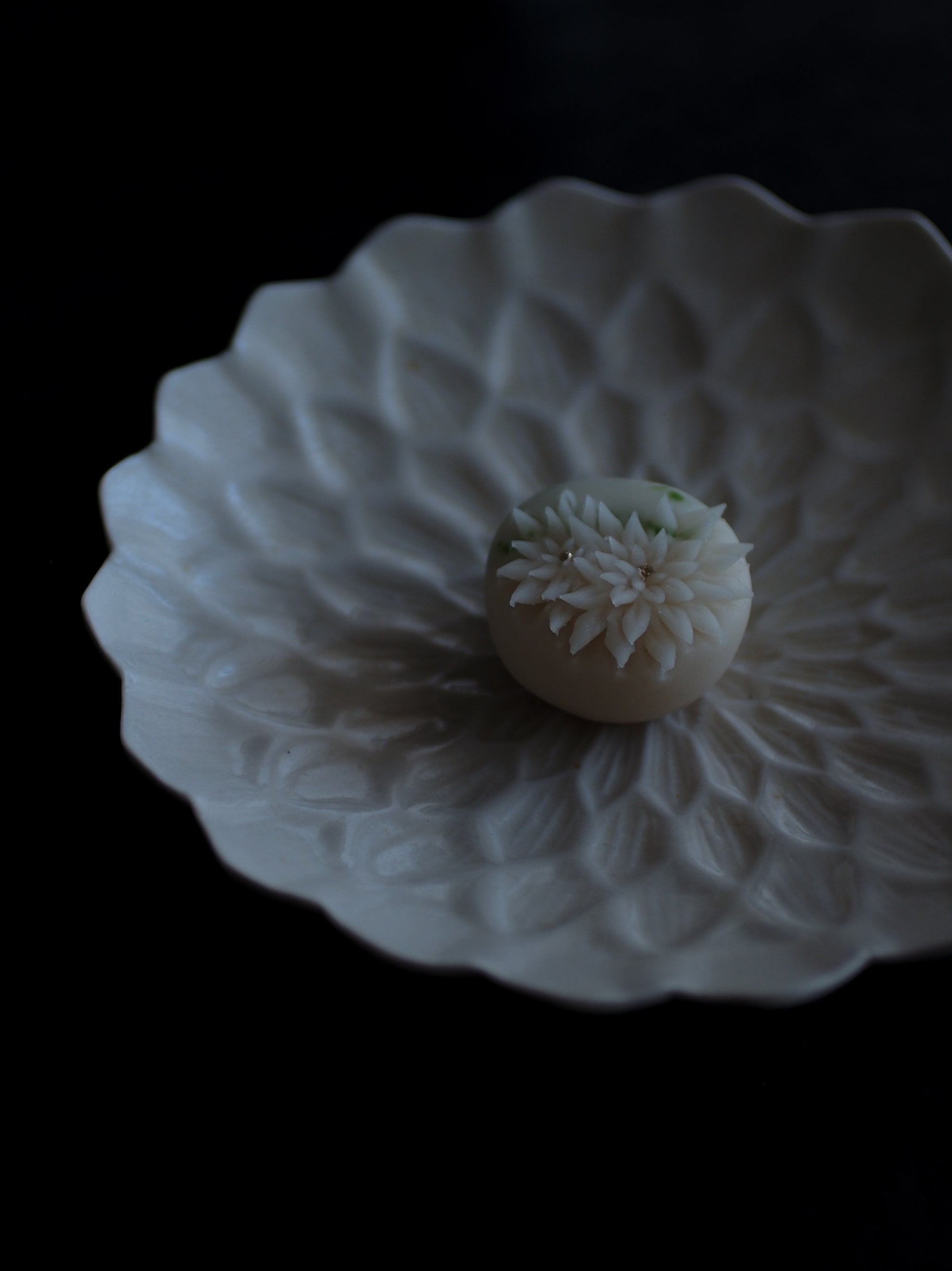 灰琥珀釉ダリア六寸皿