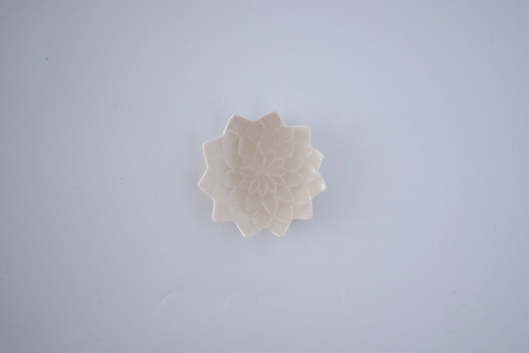 灰琥珀釉ダリア豆豆皿