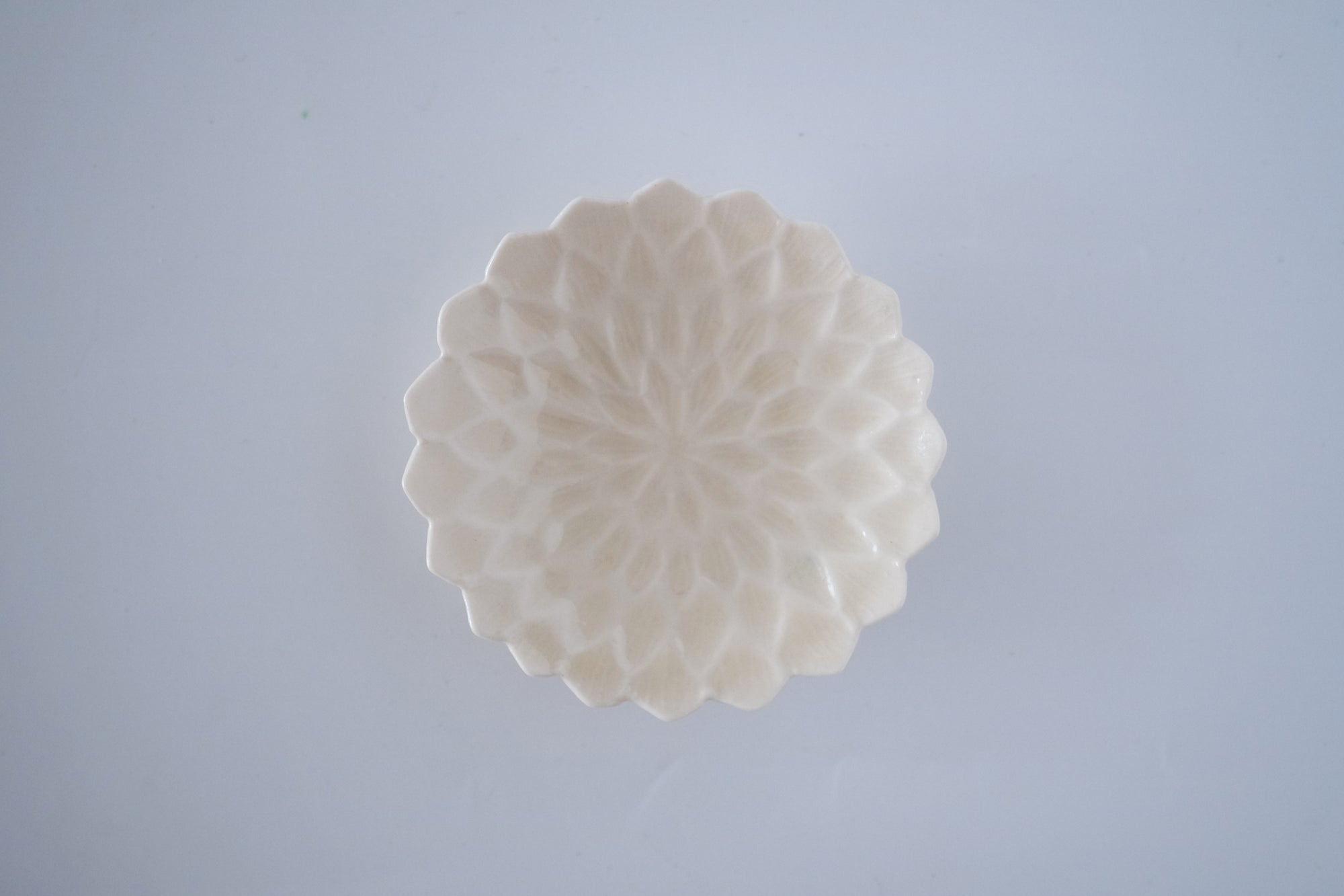 灰琥珀釉ダリア小皿