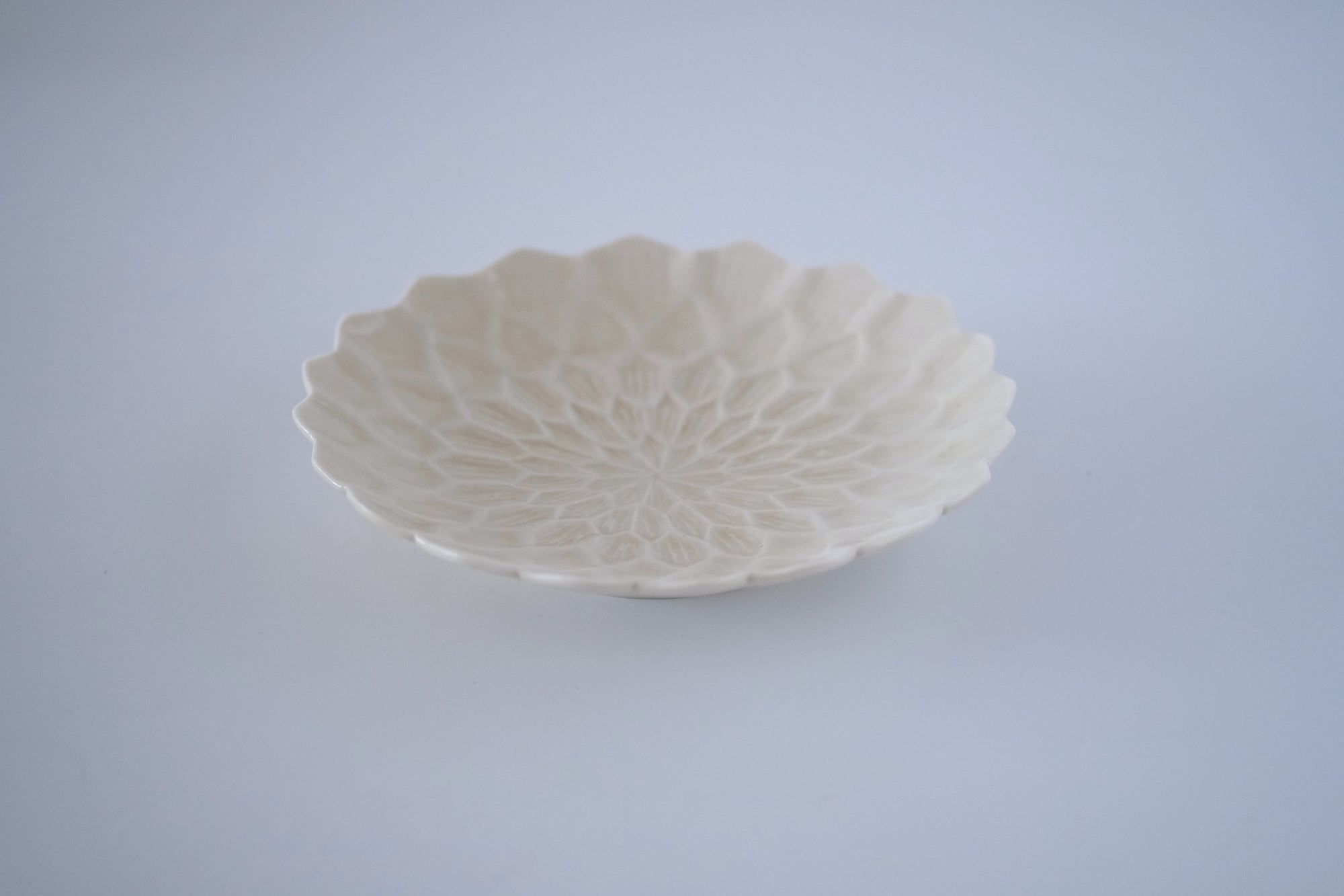 灰琥珀釉ダリア六寸皿