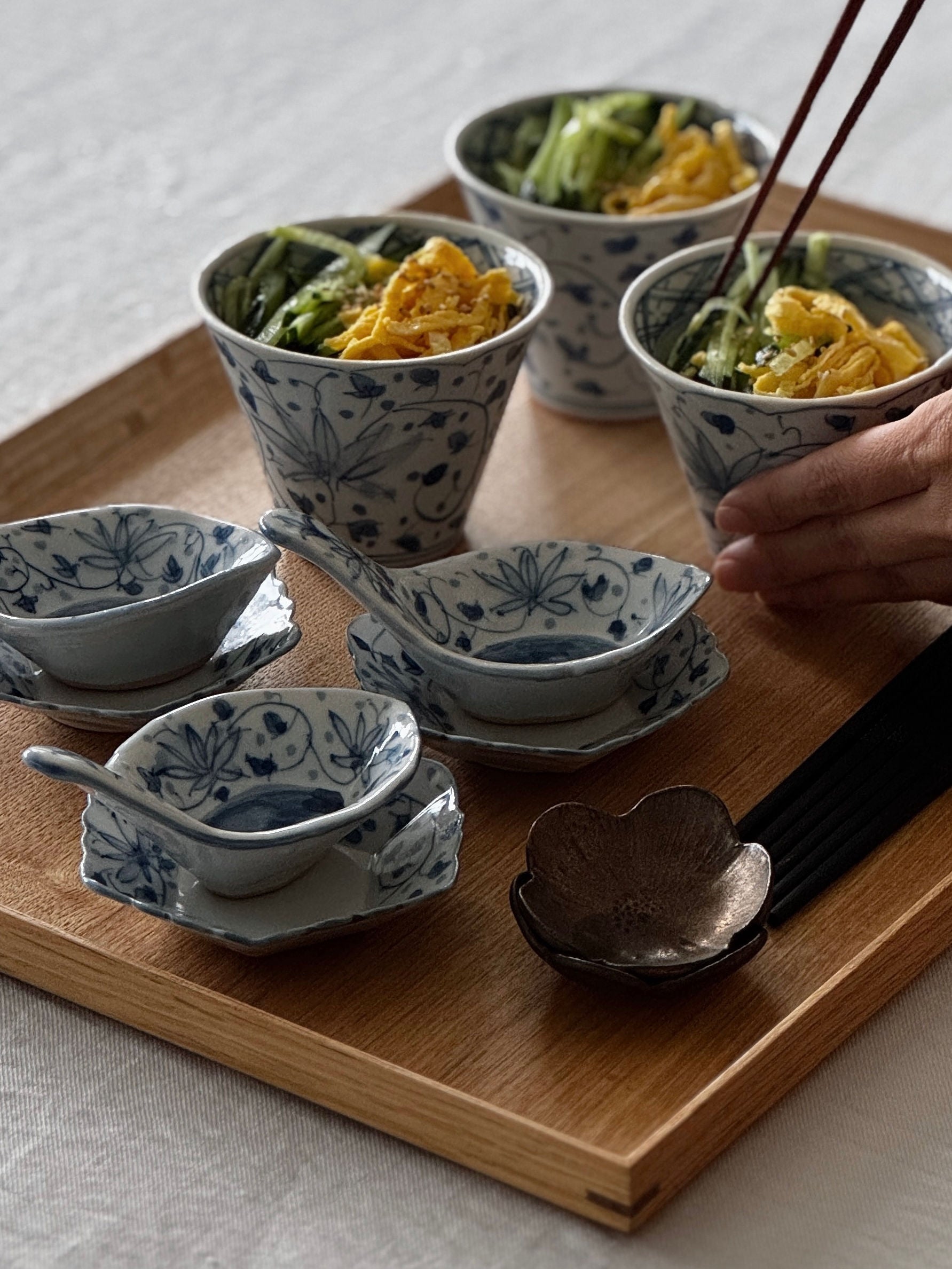 染付花唐草紋蓮華