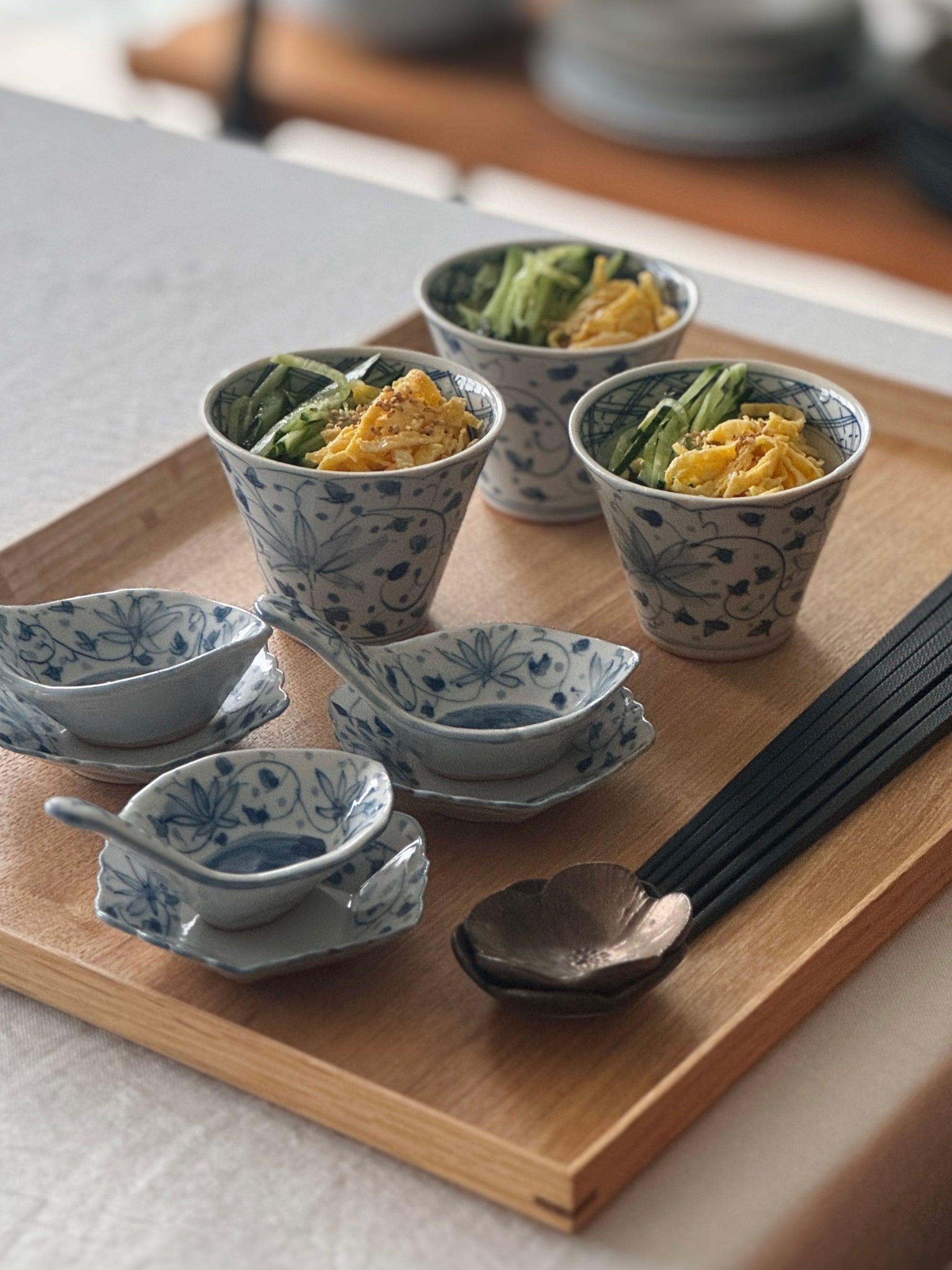 染付花唐草紋蓮華