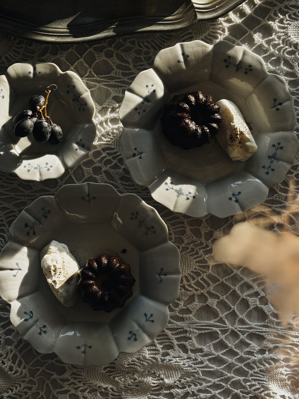 染付小花紋輪花五寸皿