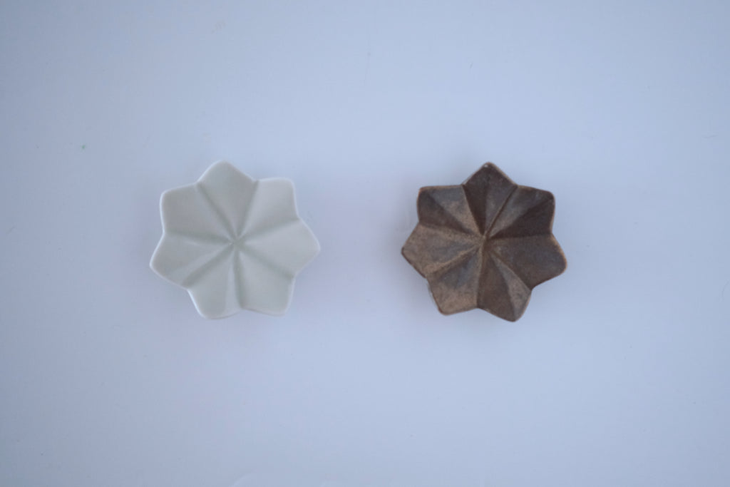 灰青釉七芒星豆豆皿