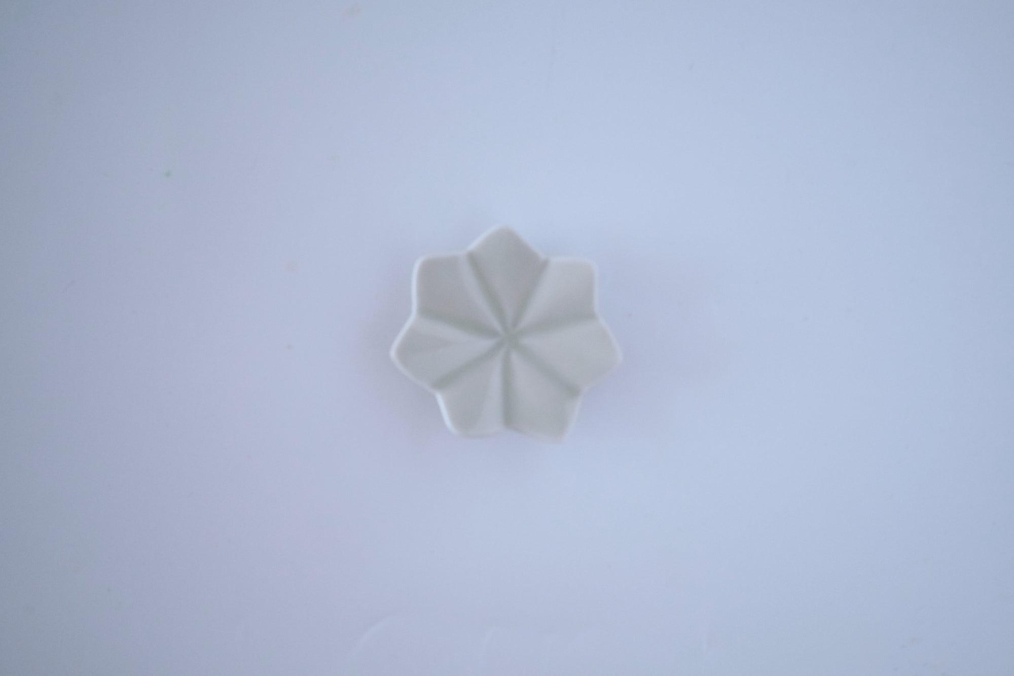 灰青釉七芒星豆豆皿