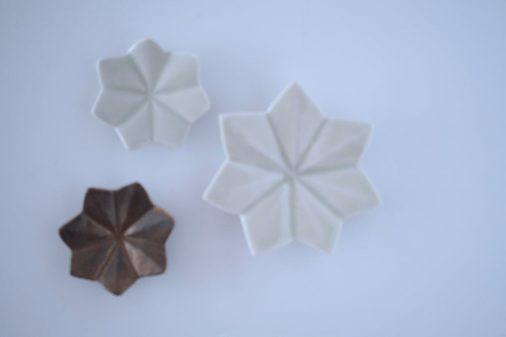 灰青釉七芒星豆豆皿