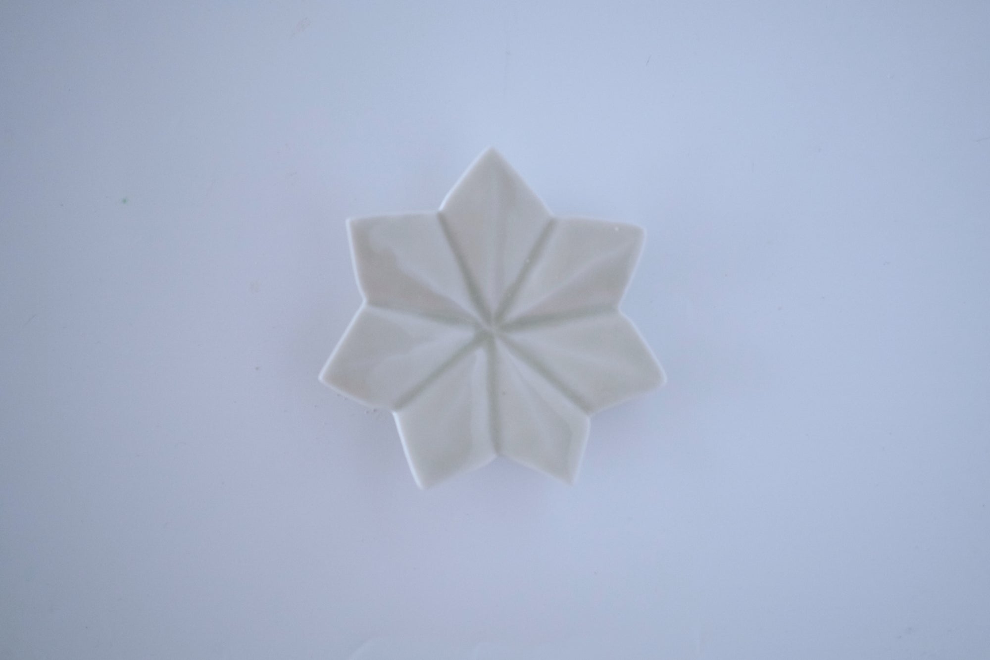 灰青釉釉七芒星豆皿