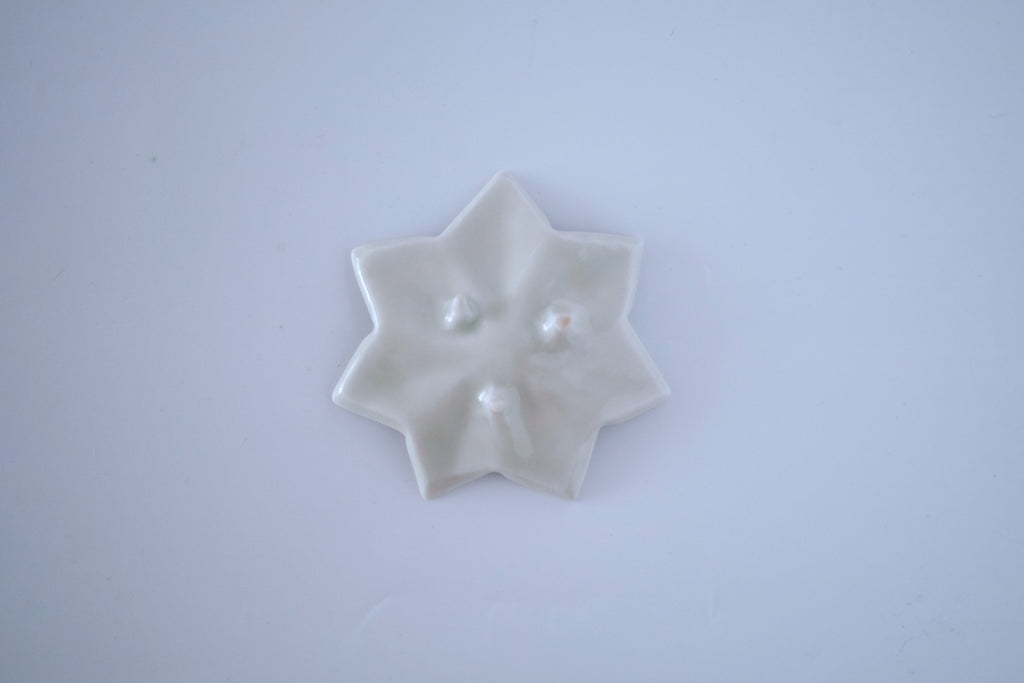 灰青釉釉七芒星豆皿