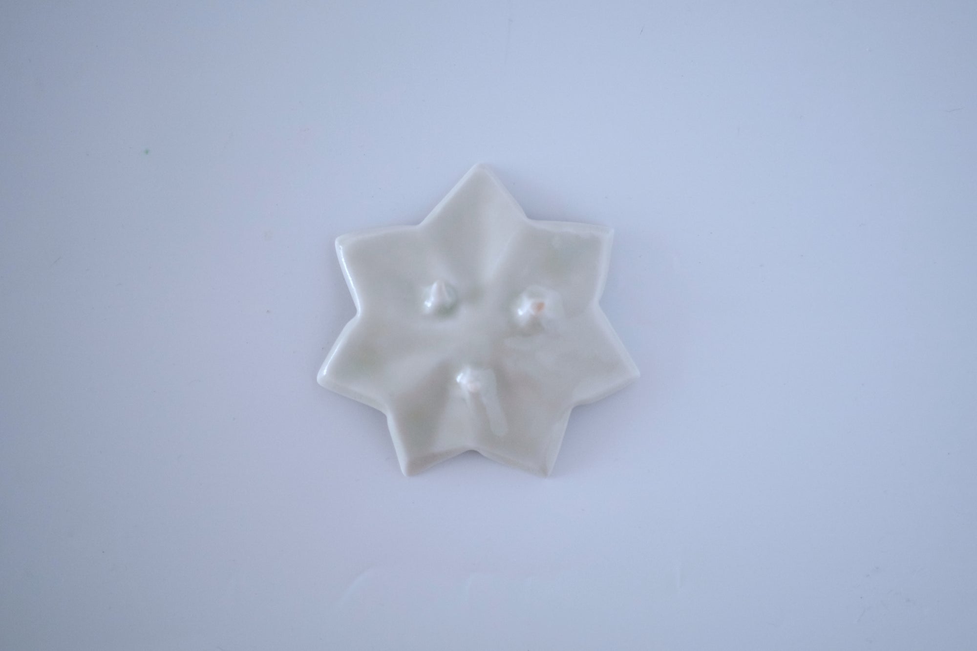 灰青釉釉七芒星豆皿