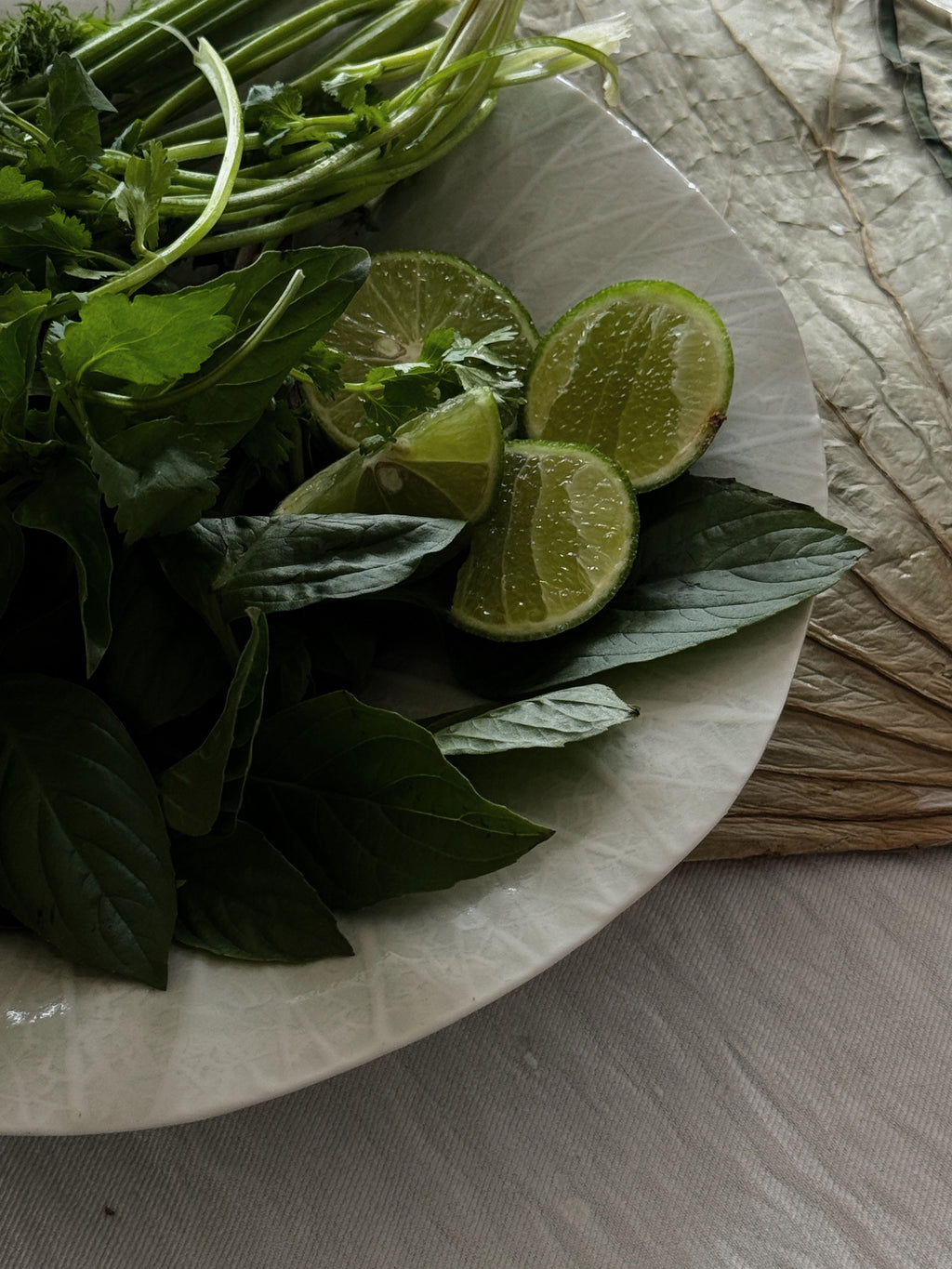 灰青釉蓮の葉八寸皿