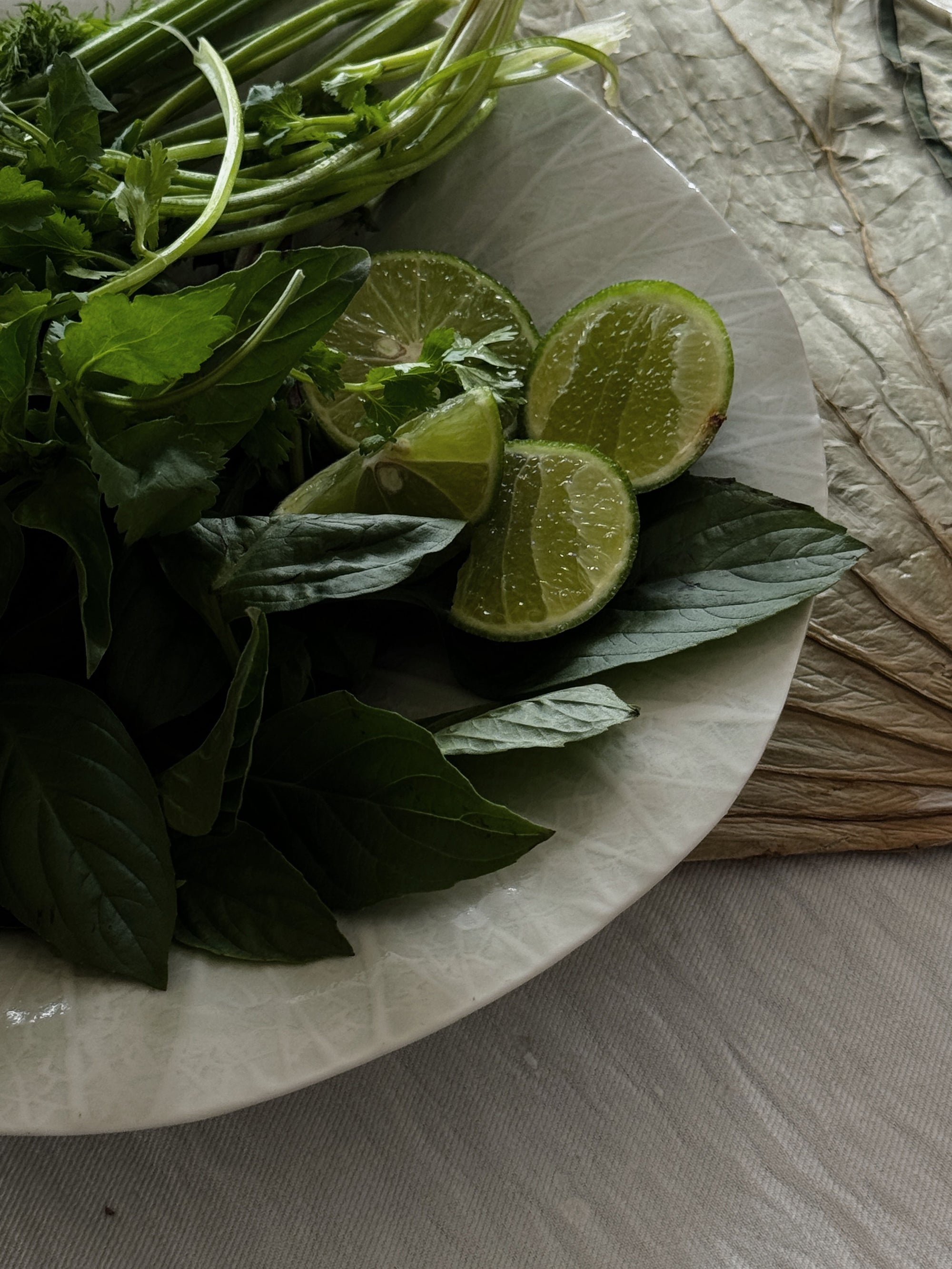 灰青釉蓮の葉八寸皿