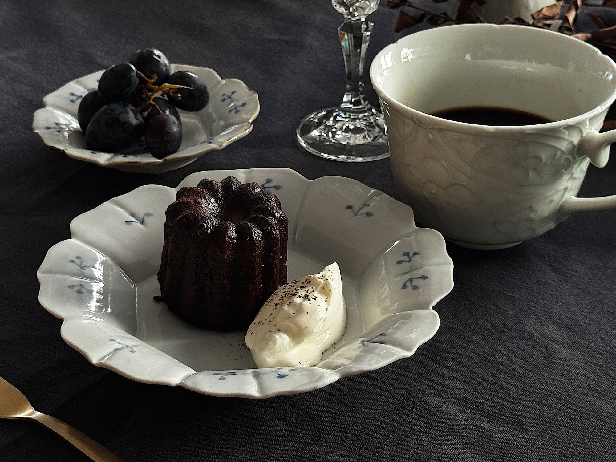 染付小花紋輪花五寸皿