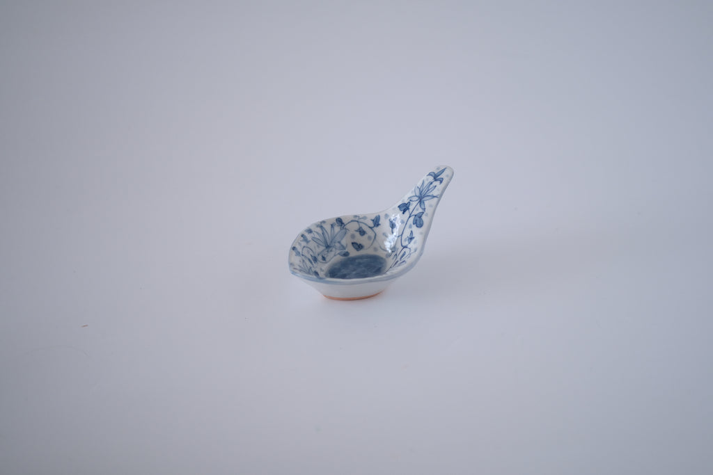 染付花唐草紋蓮華