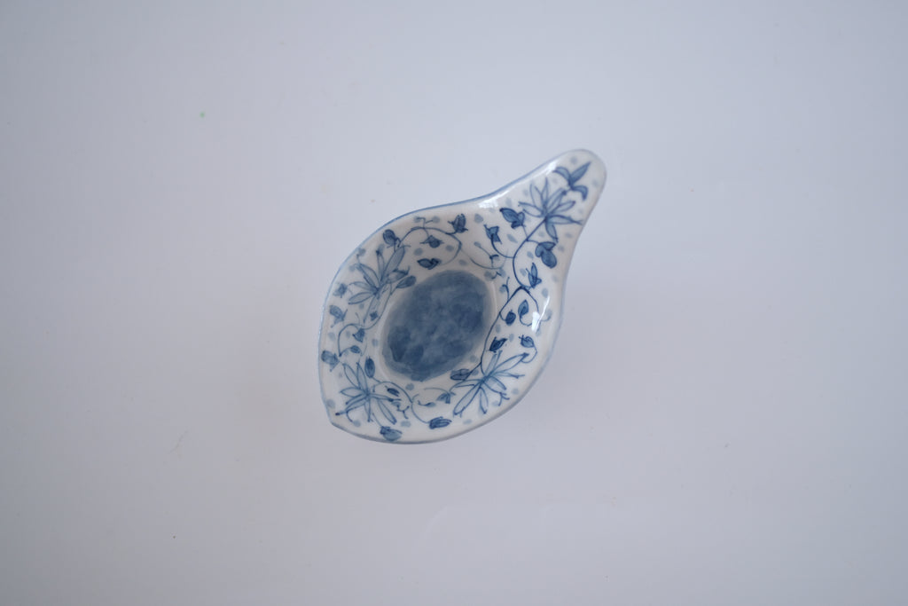 染付花唐草紋蓮華