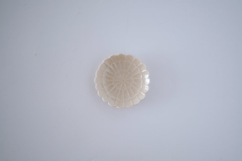 灰琥珀釉菊豆豆皿