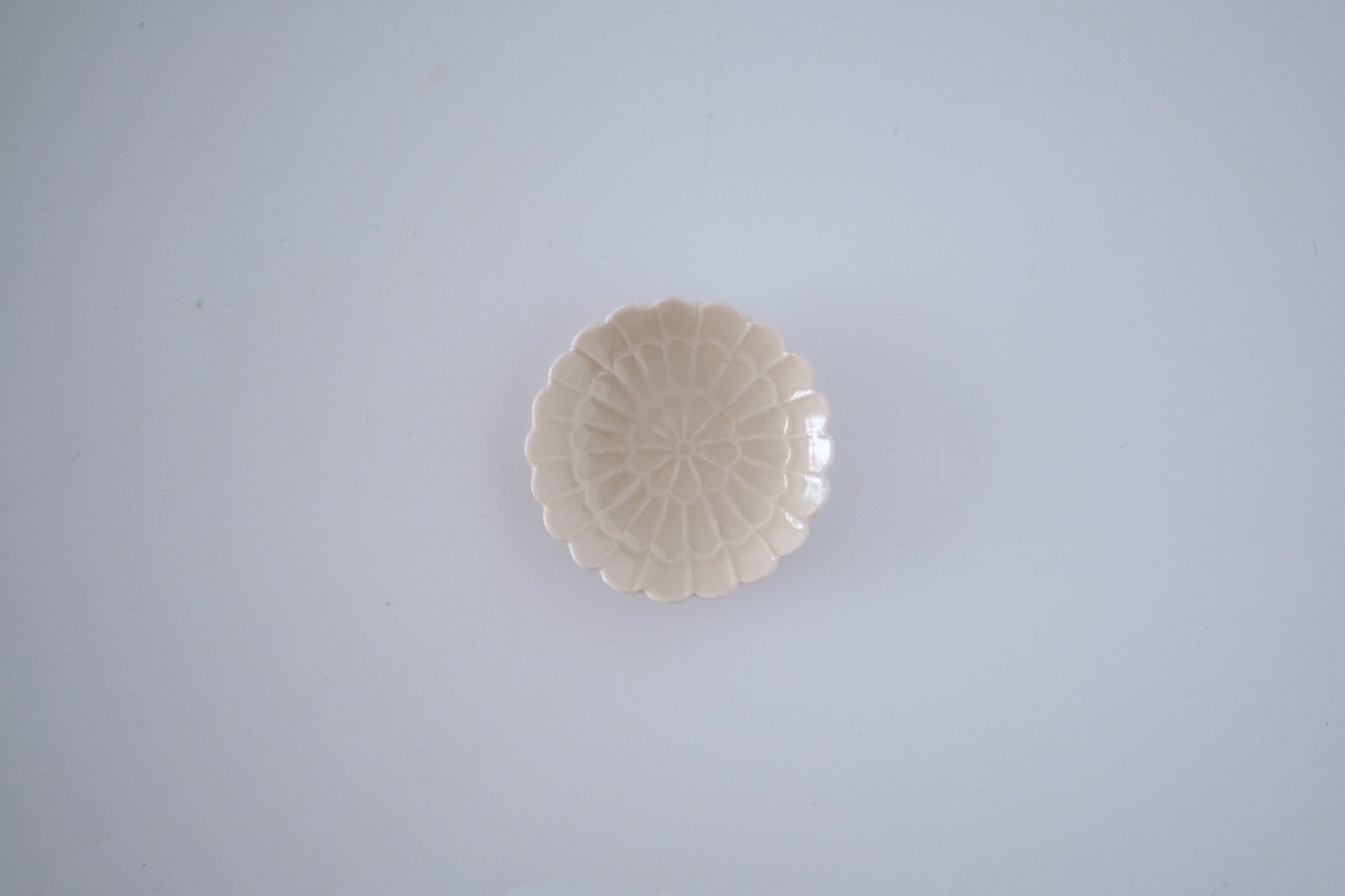 灰琥珀釉菊豆豆皿