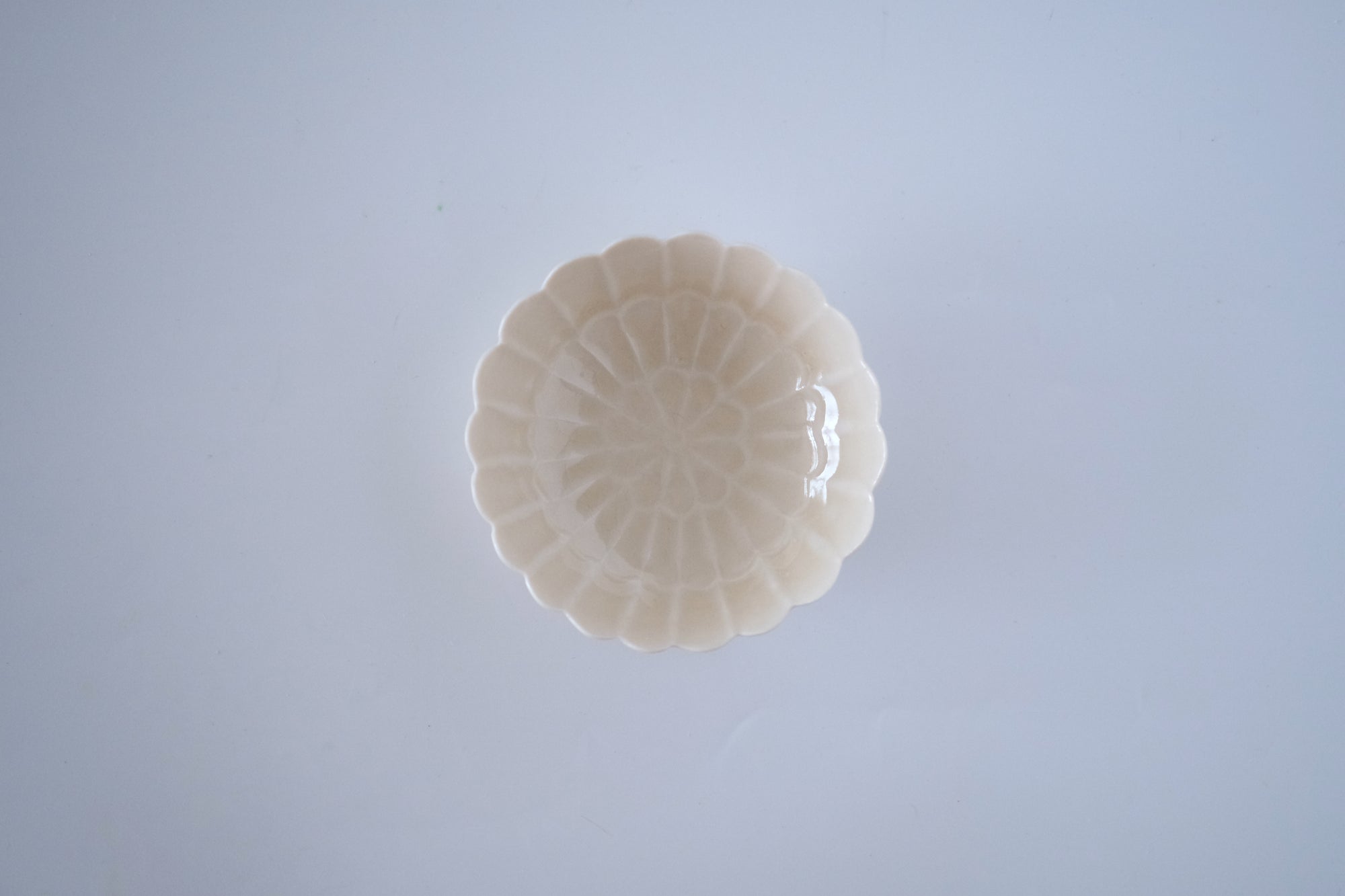 灰琥珀釉菊小鉢