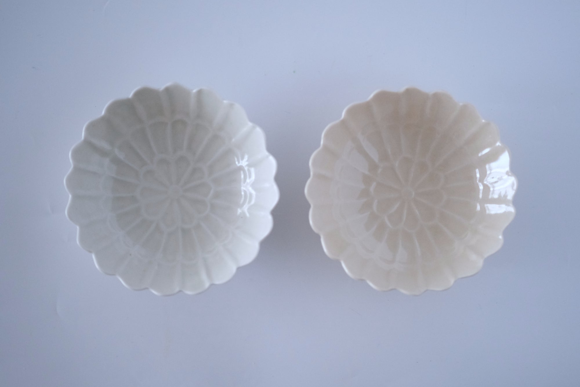 灰琥珀釉菊四寸鉢