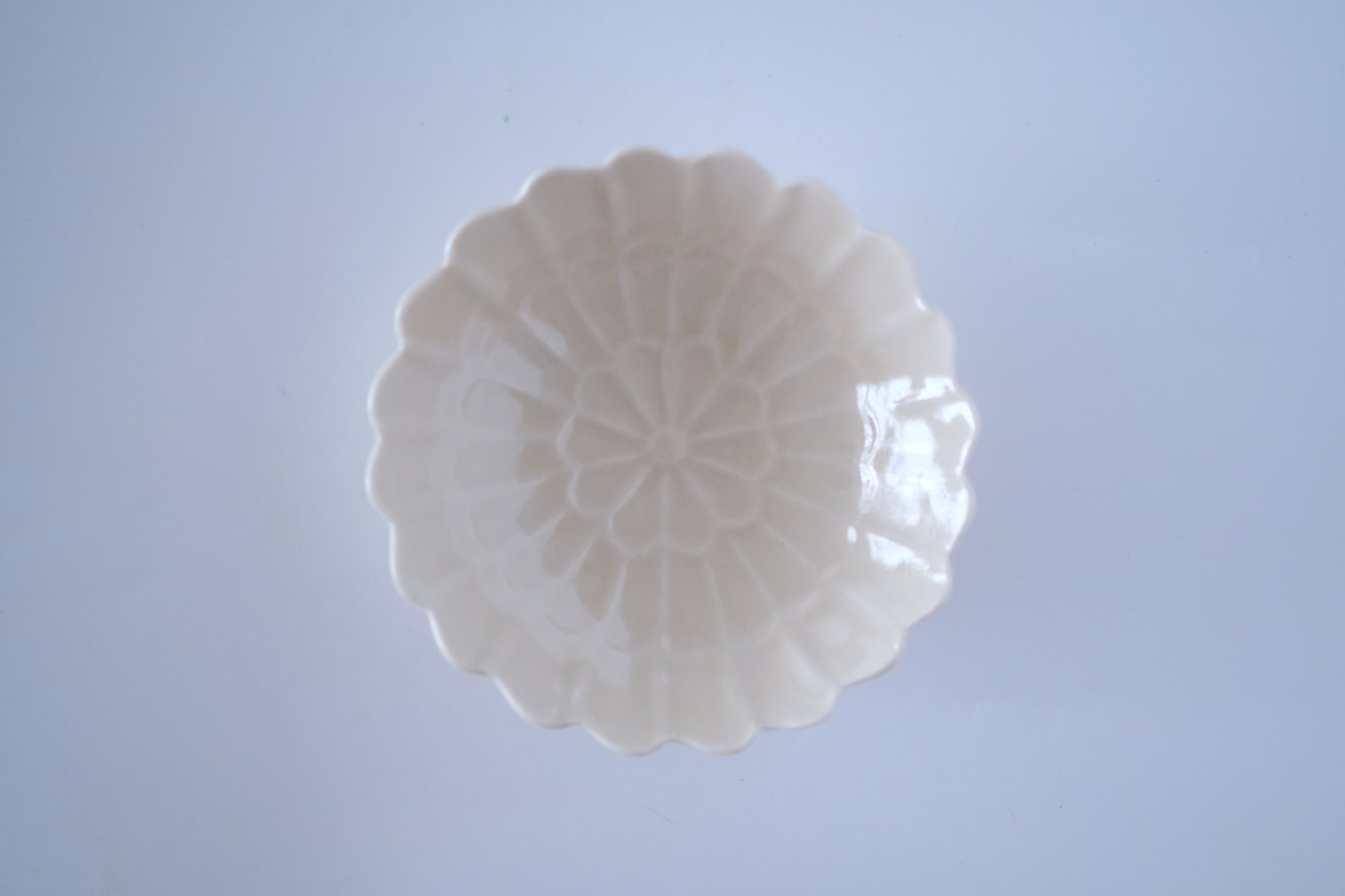 灰琥珀釉菊四寸鉢