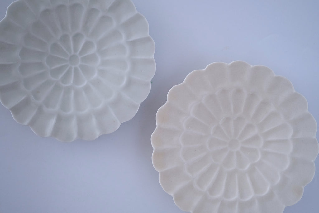 灰琥珀釉菊四寸皿