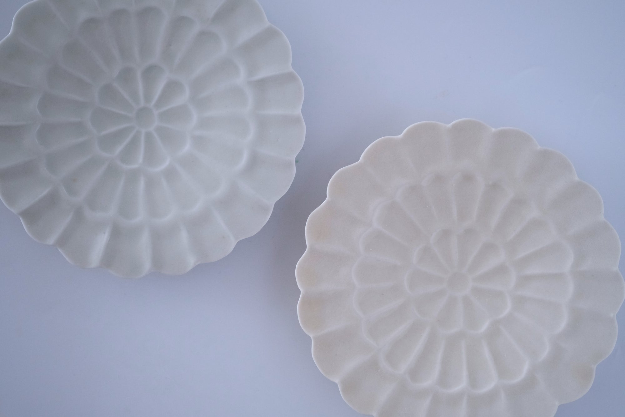 灰青釉菊四寸皿