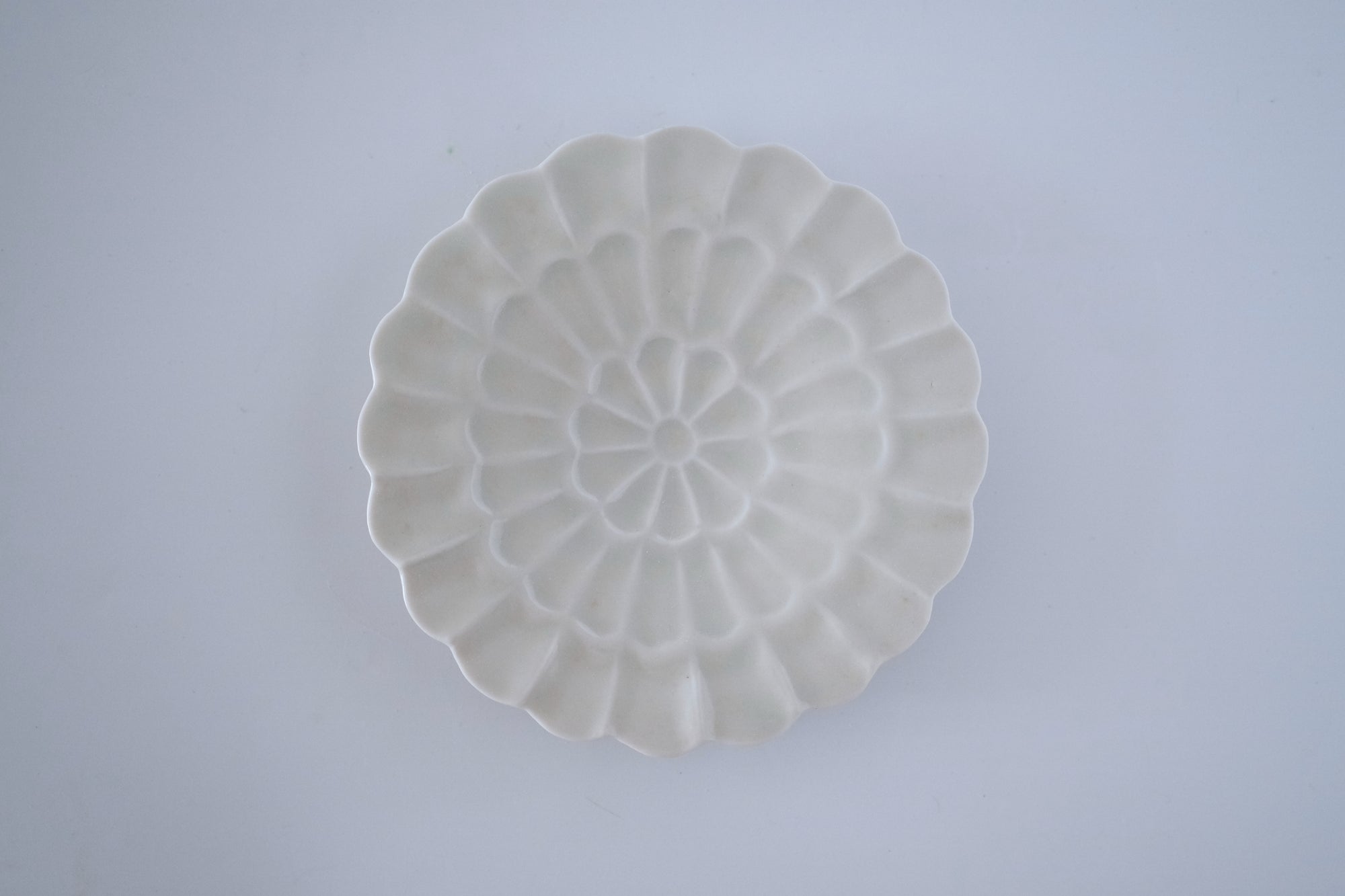 灰青釉菊四寸皿