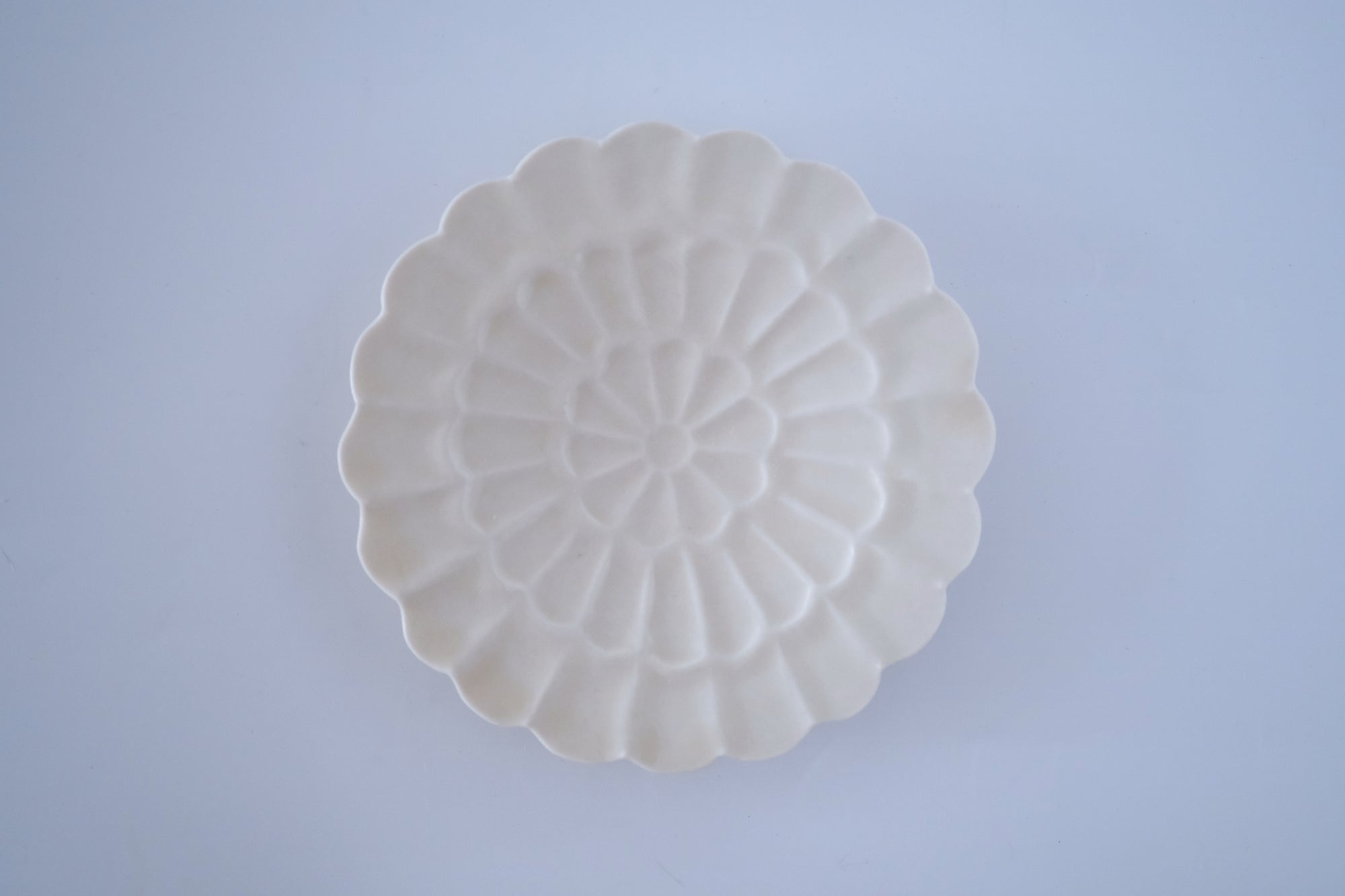 灰琥珀釉菊四寸皿