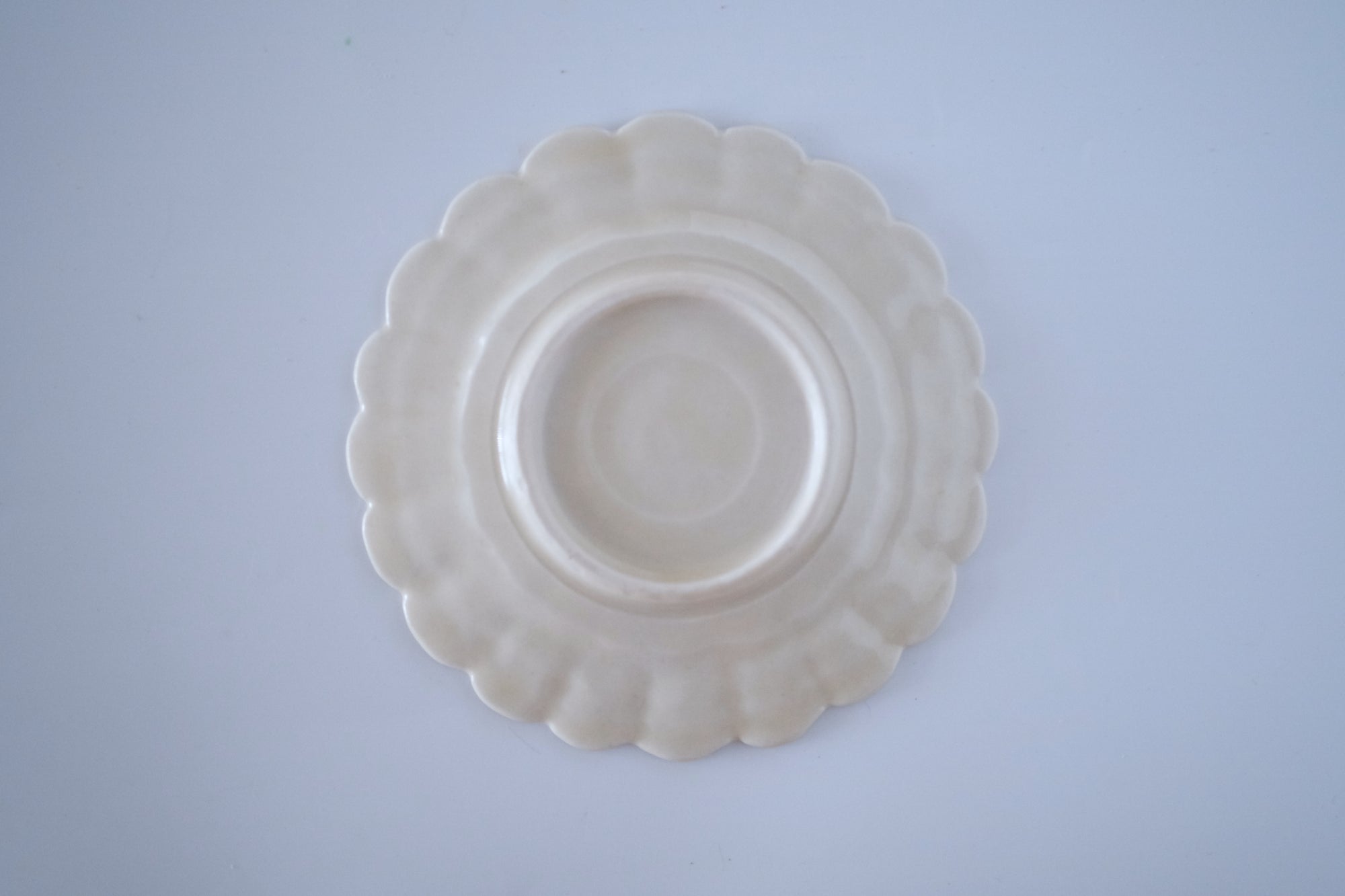 灰琥珀釉菊四寸皿