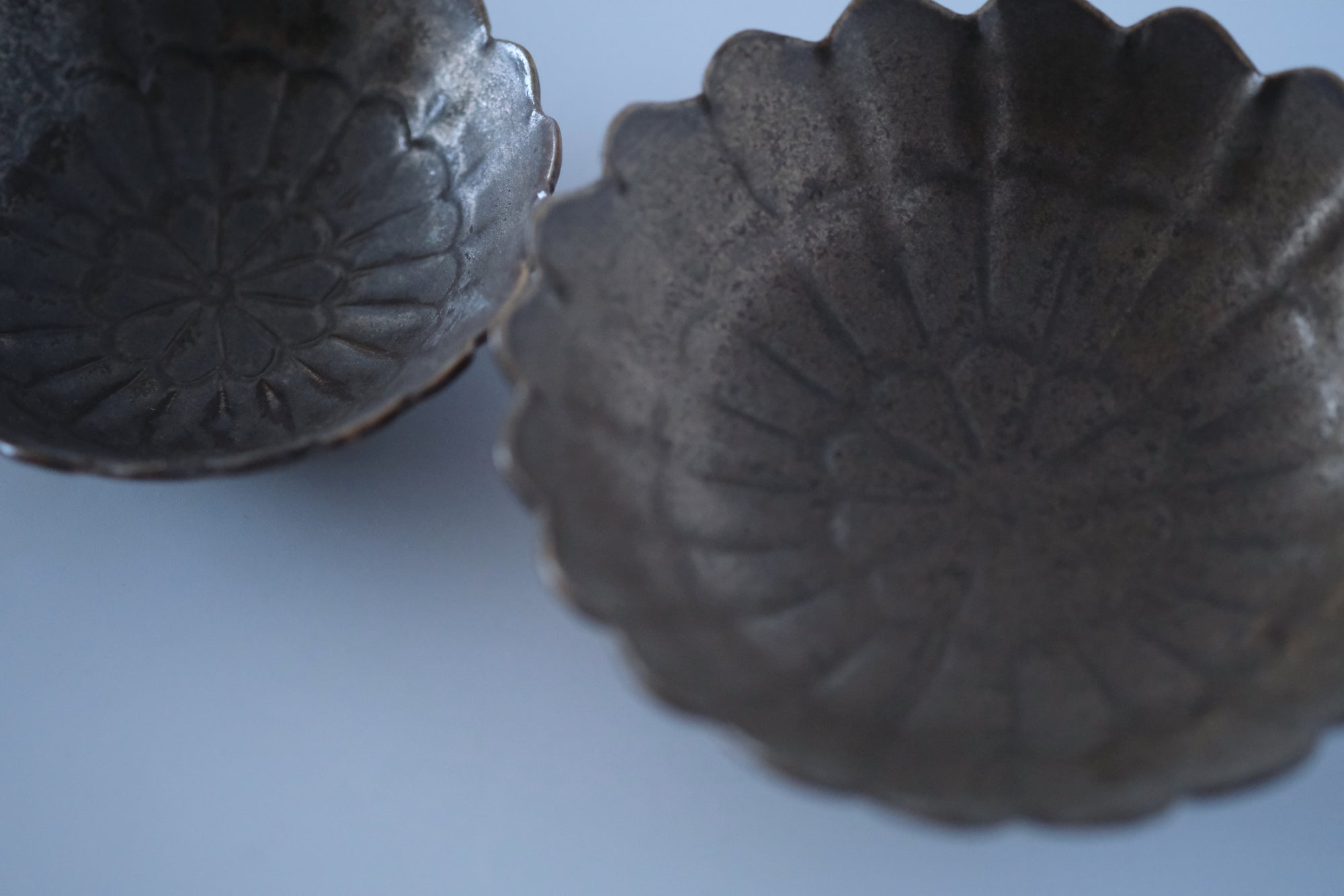 ブロンズ釉菊四寸鉢