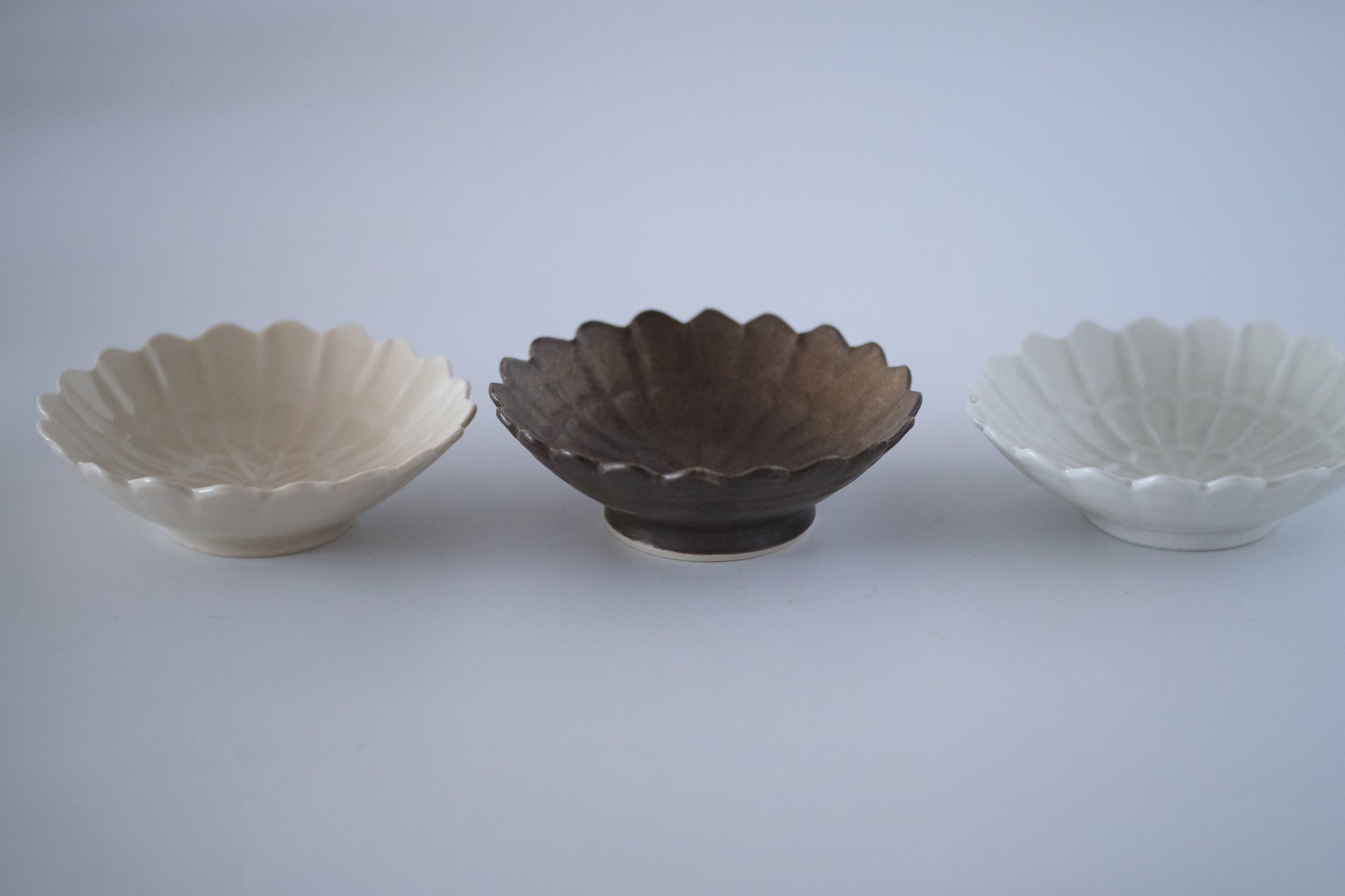 ブロンズ釉菊四寸鉢