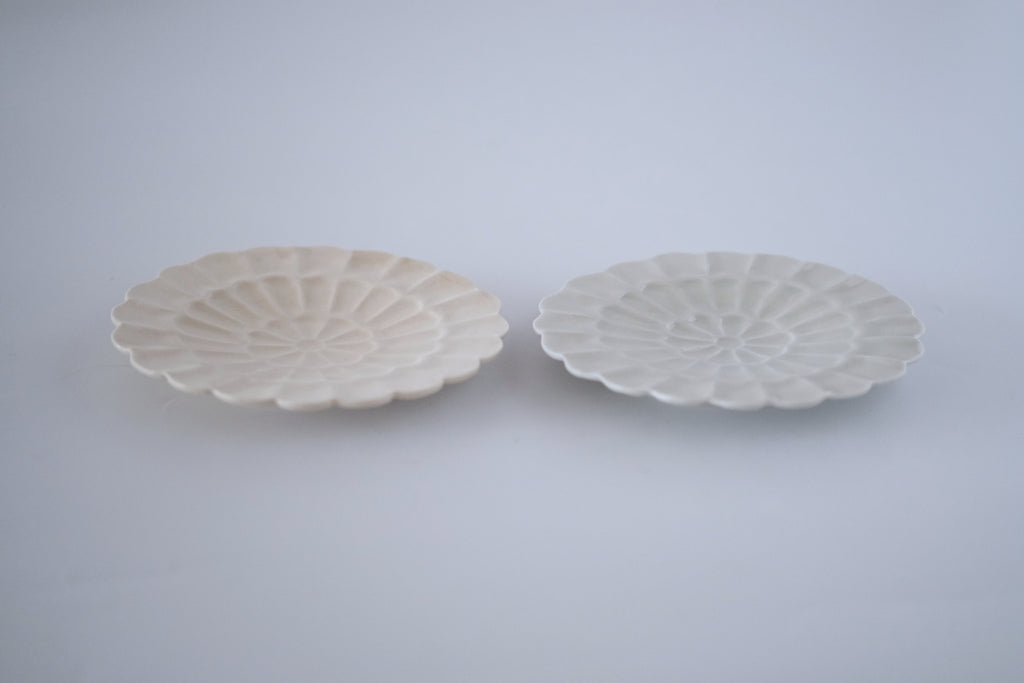 灰琥珀釉菊四寸皿