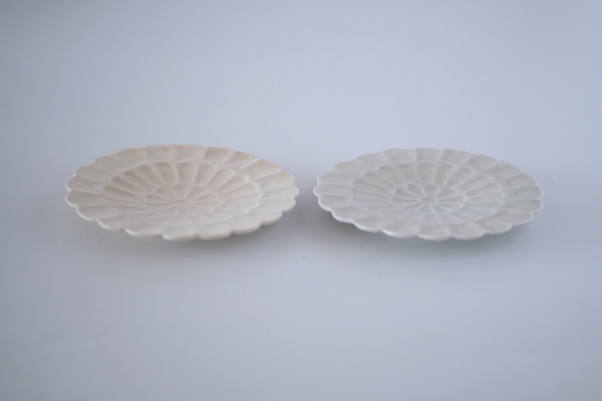 灰青釉菊四寸皿