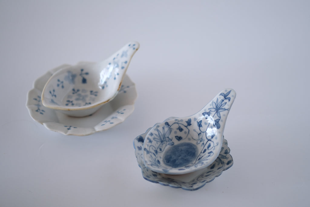 染付花唐草紋蓮華