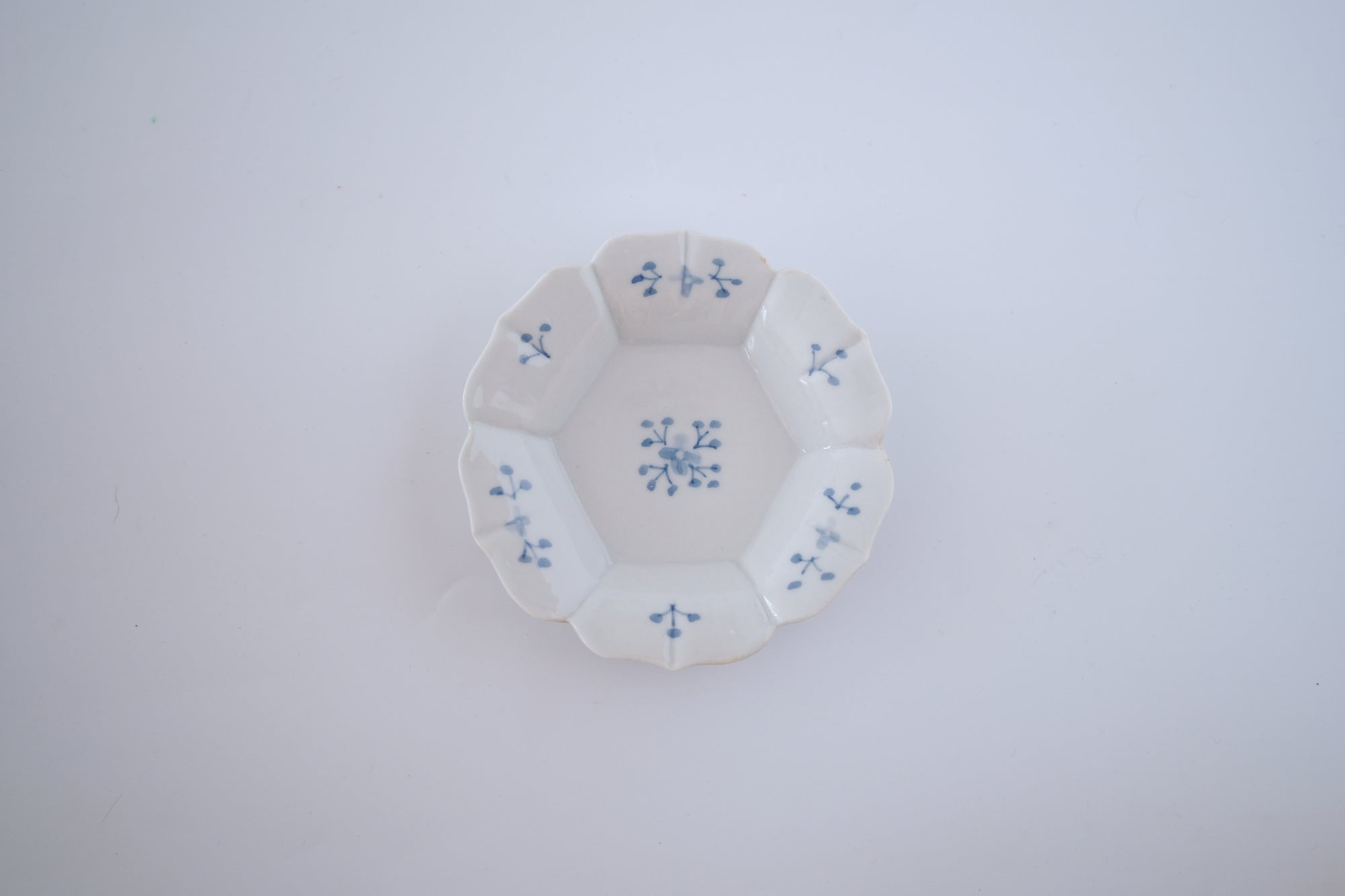 染付小花紋輪花豆皿