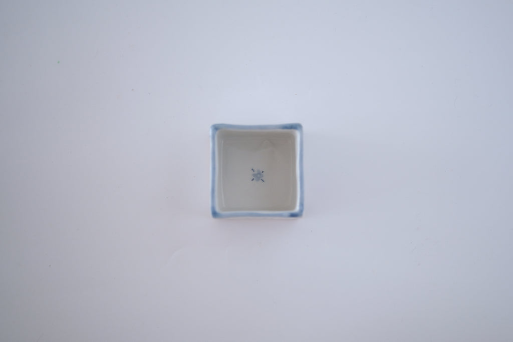 染付小花紋角猪口