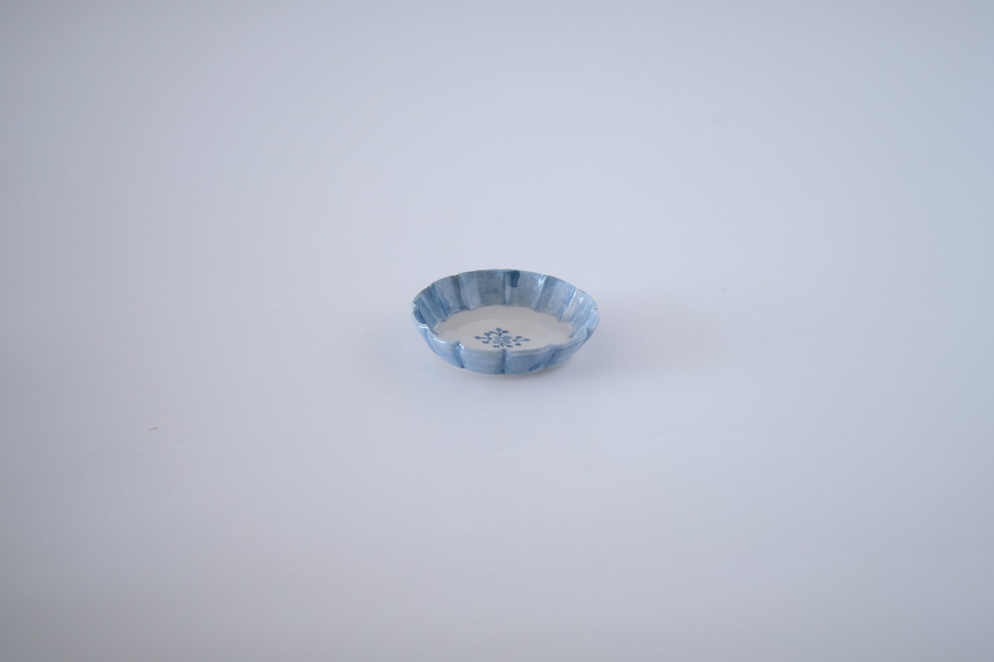 染付輪花豆豆皿