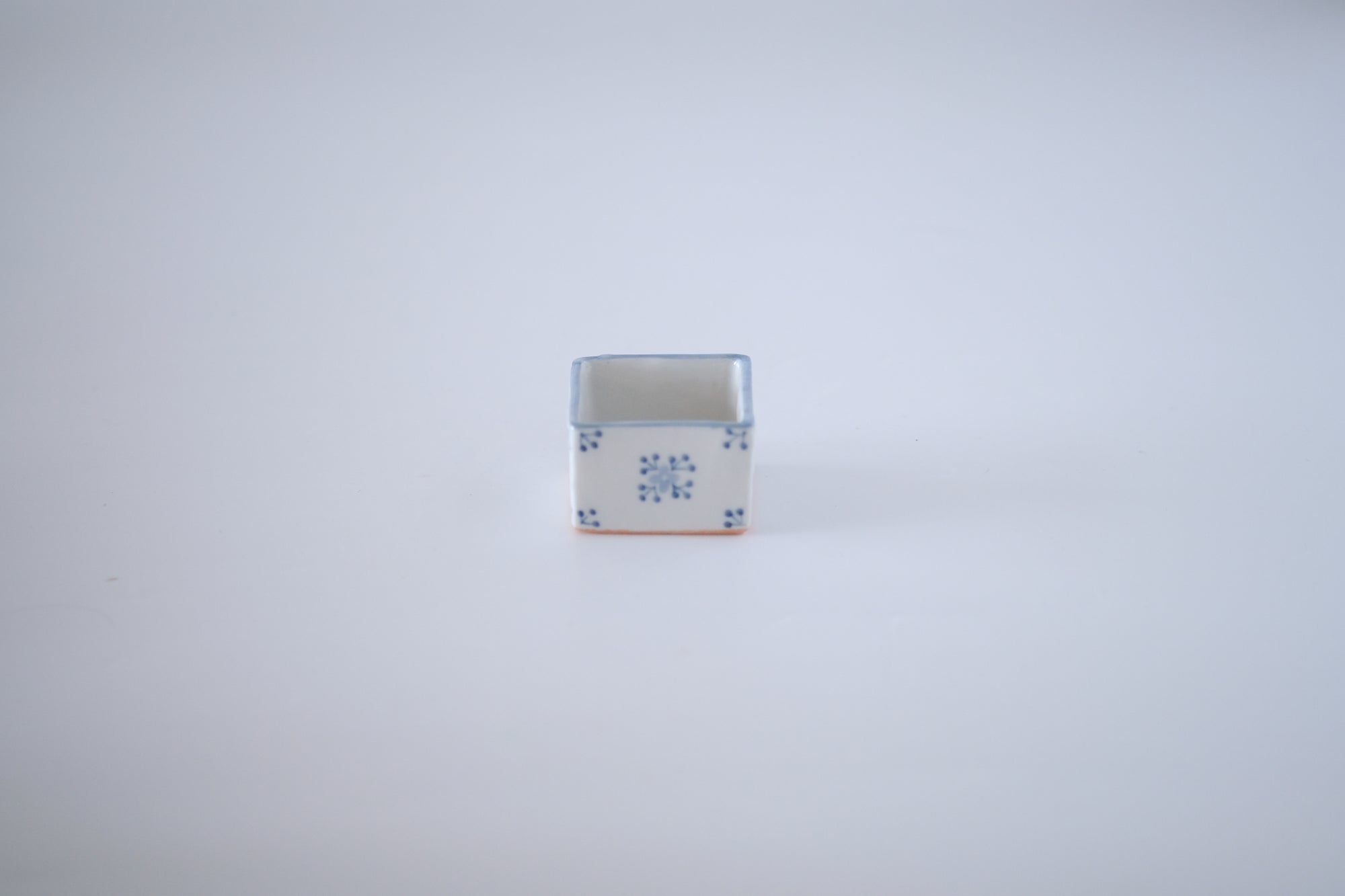 染付小花紋角猪口