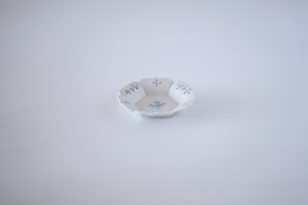 染付小花紋輪花豆皿