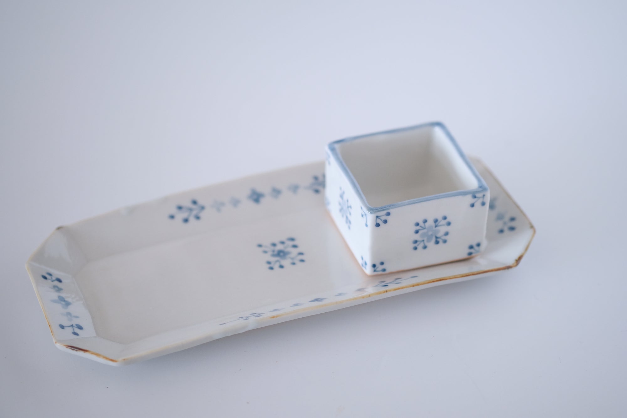 染付小花紋八角長皿