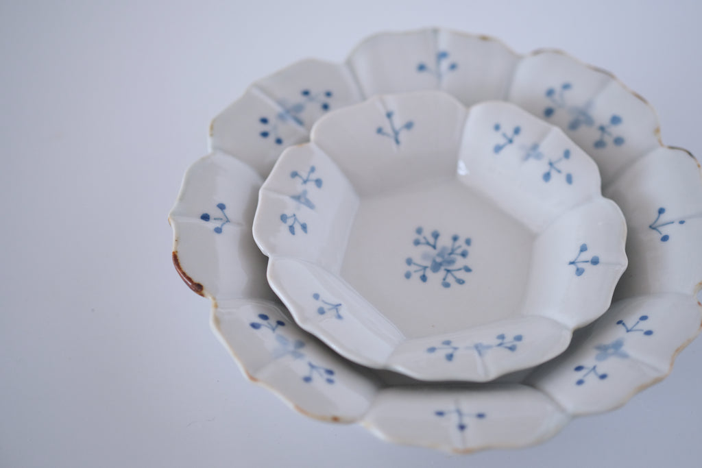 染付小花紋輪花五寸皿