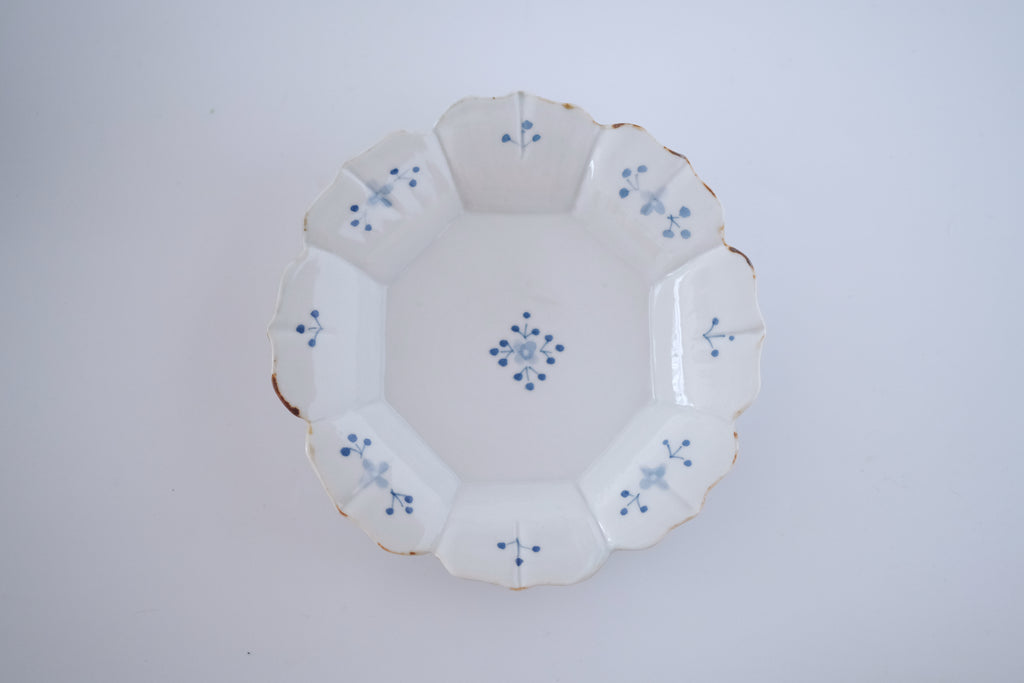 染付小花紋輪花五寸皿