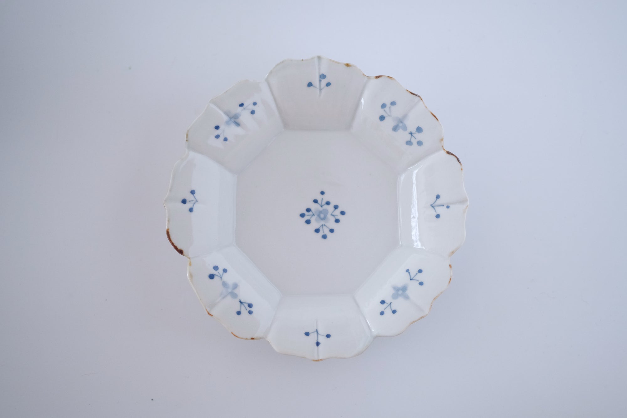 染付小花紋輪花五寸皿