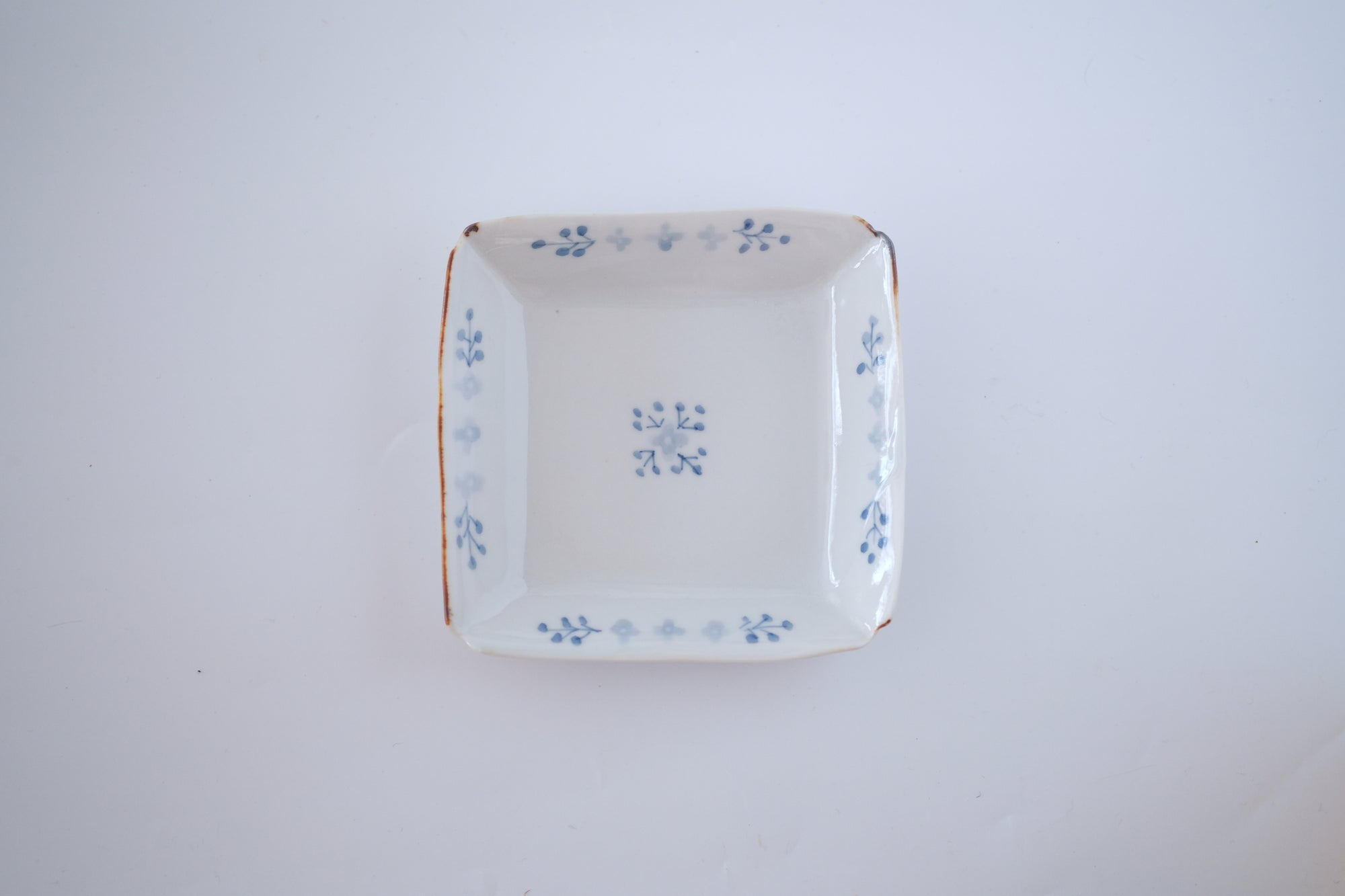 染付小花紋隅入角皿