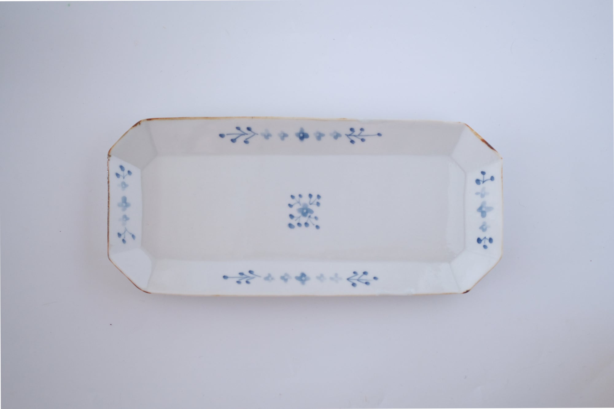 染付小花紋八角長皿