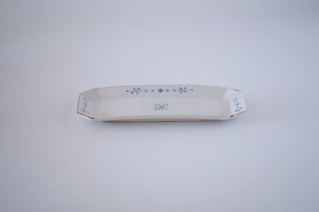 染付小花紋八角長皿