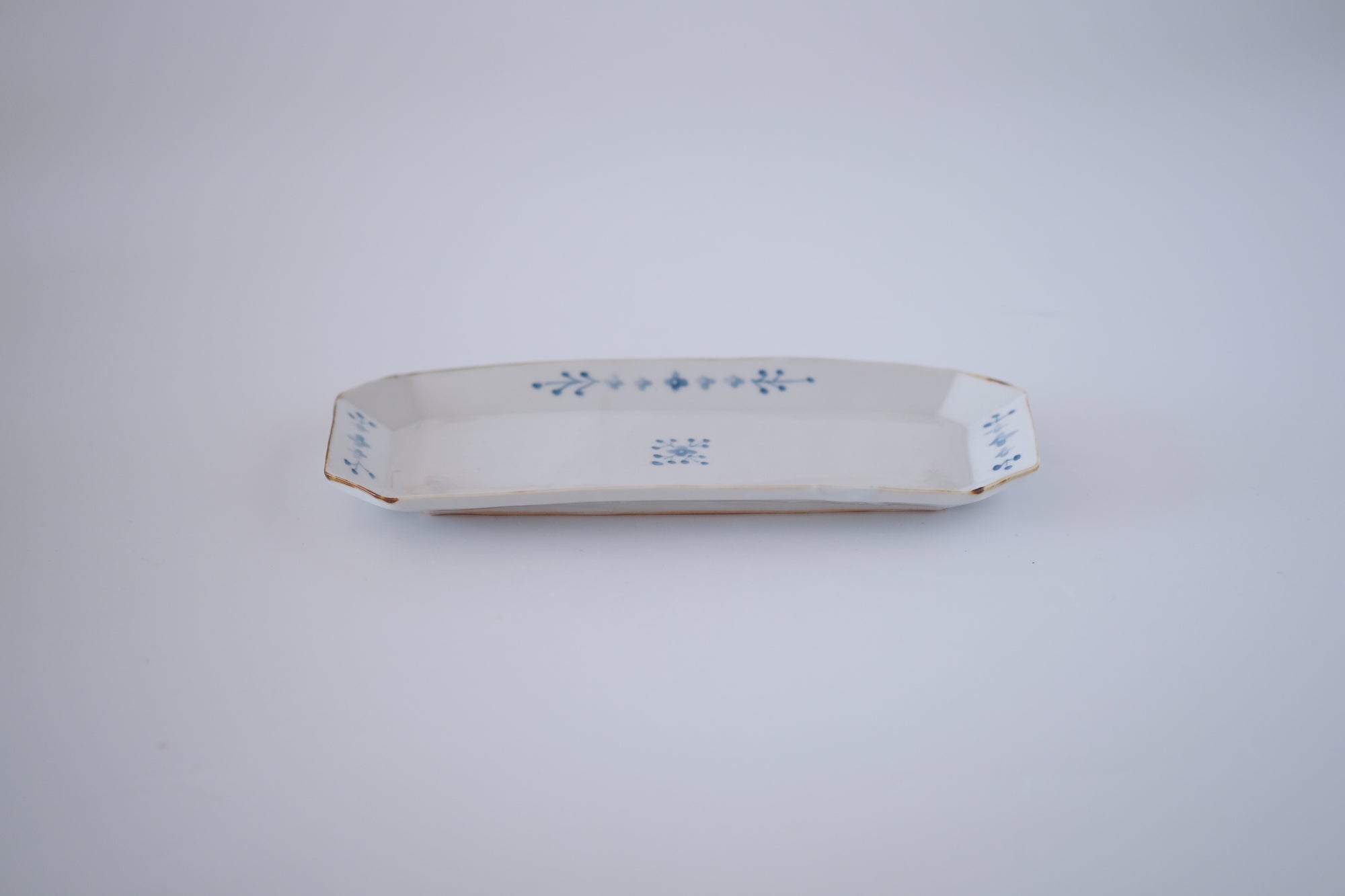 染付小花紋八角長皿