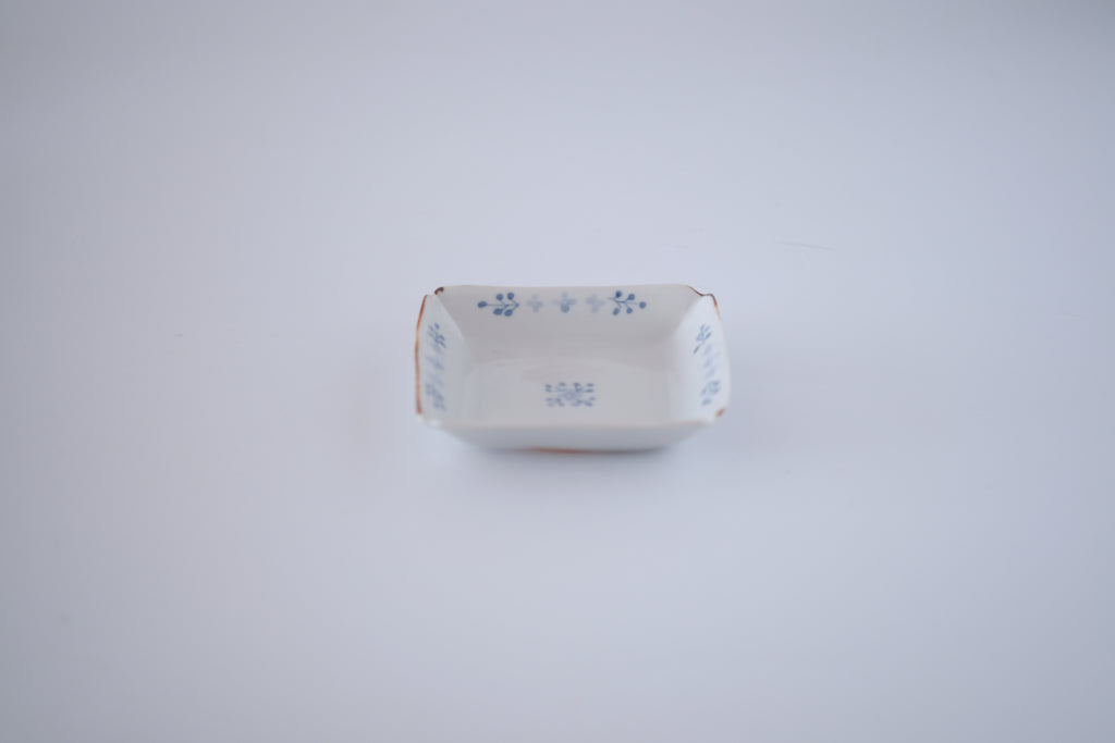 染付小花紋隅入角皿